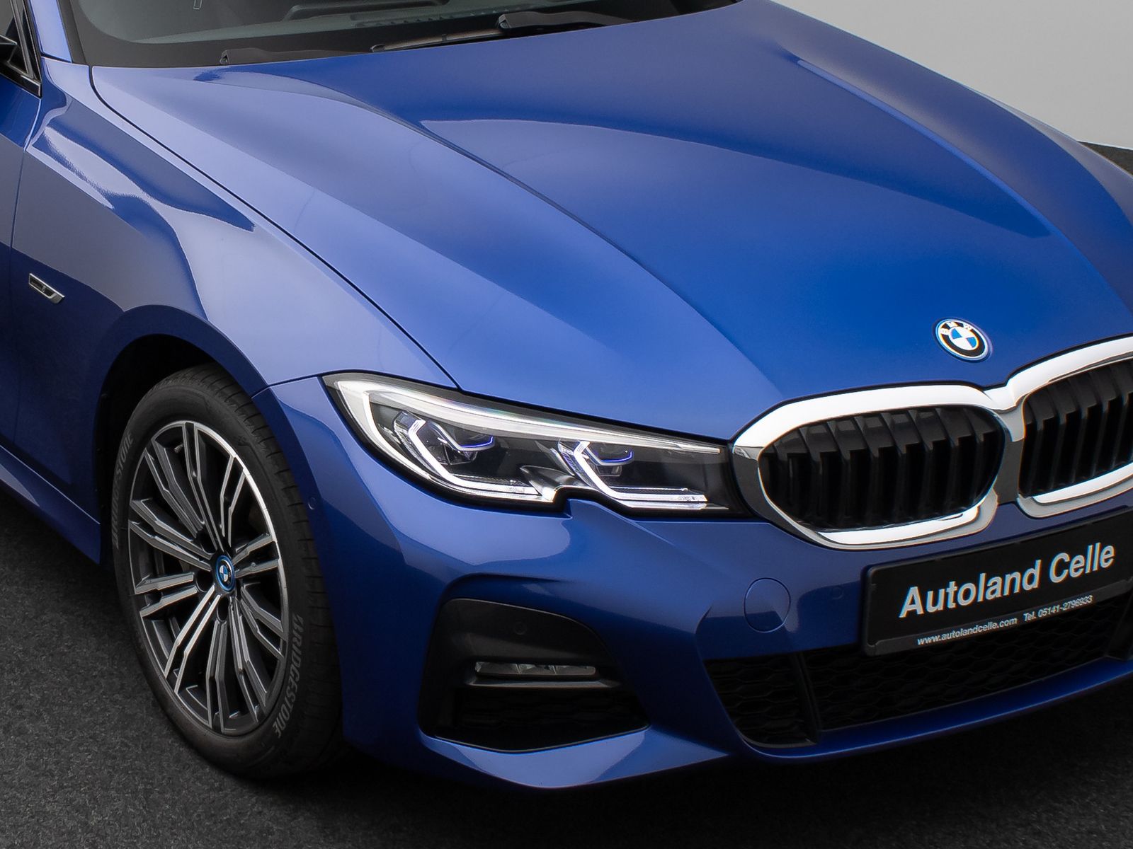 Fahrzeugabbildung BMW 330e  M Sport Panorama Laser Kamera HUD HiFi