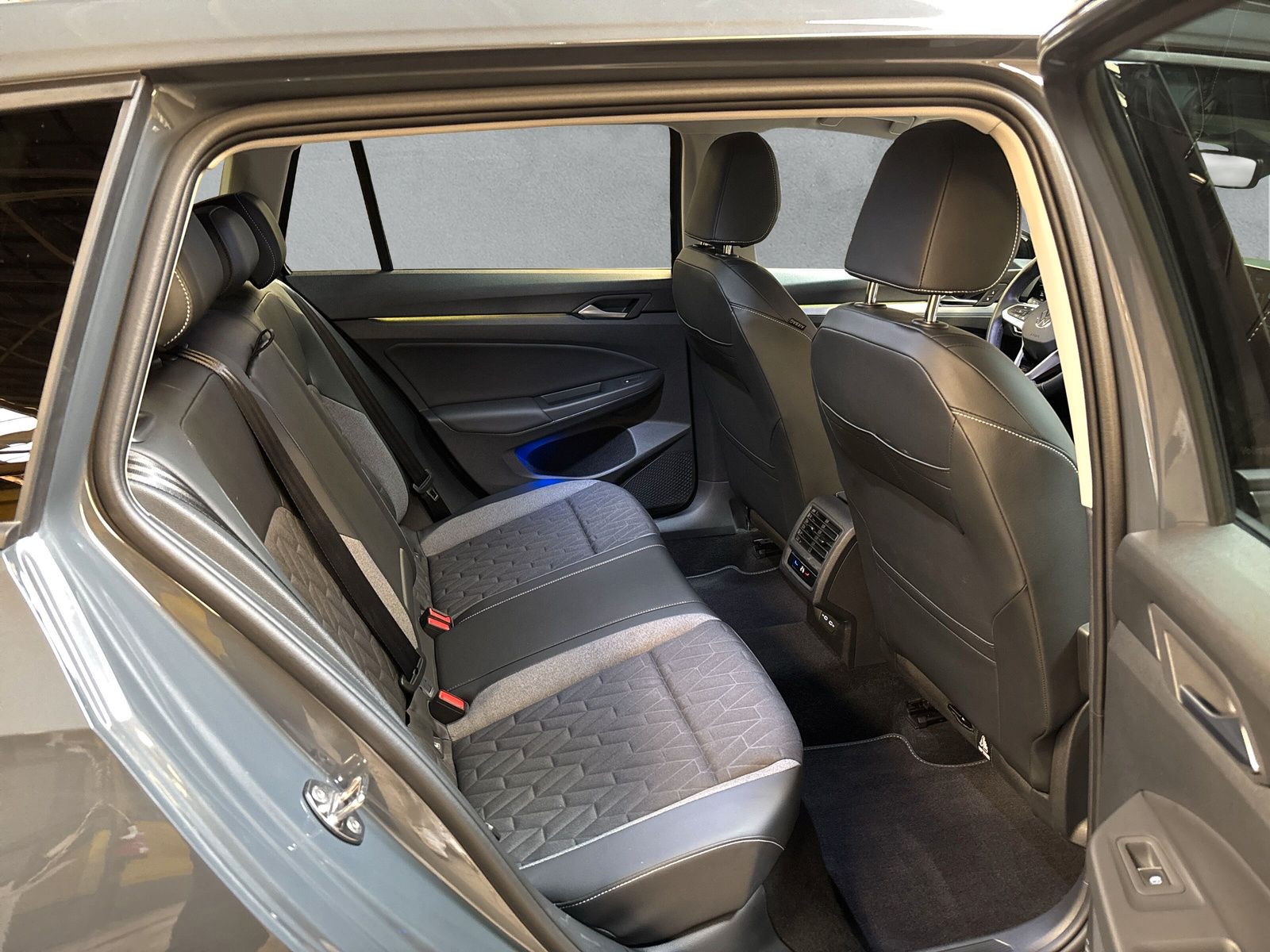 Fahrzeugabbildung Volkswagen Golf Variant 1.5 eTSI Goal AHK ACC Kamera