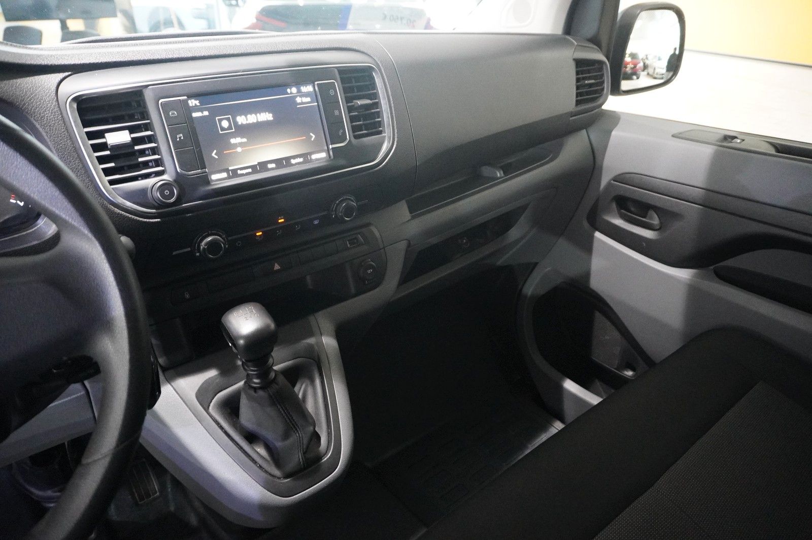 Fahrzeugabbildung Opel Vivaro C Kombi 2.0D "L" 9-SITZER NAVI/TEMP./DAB+