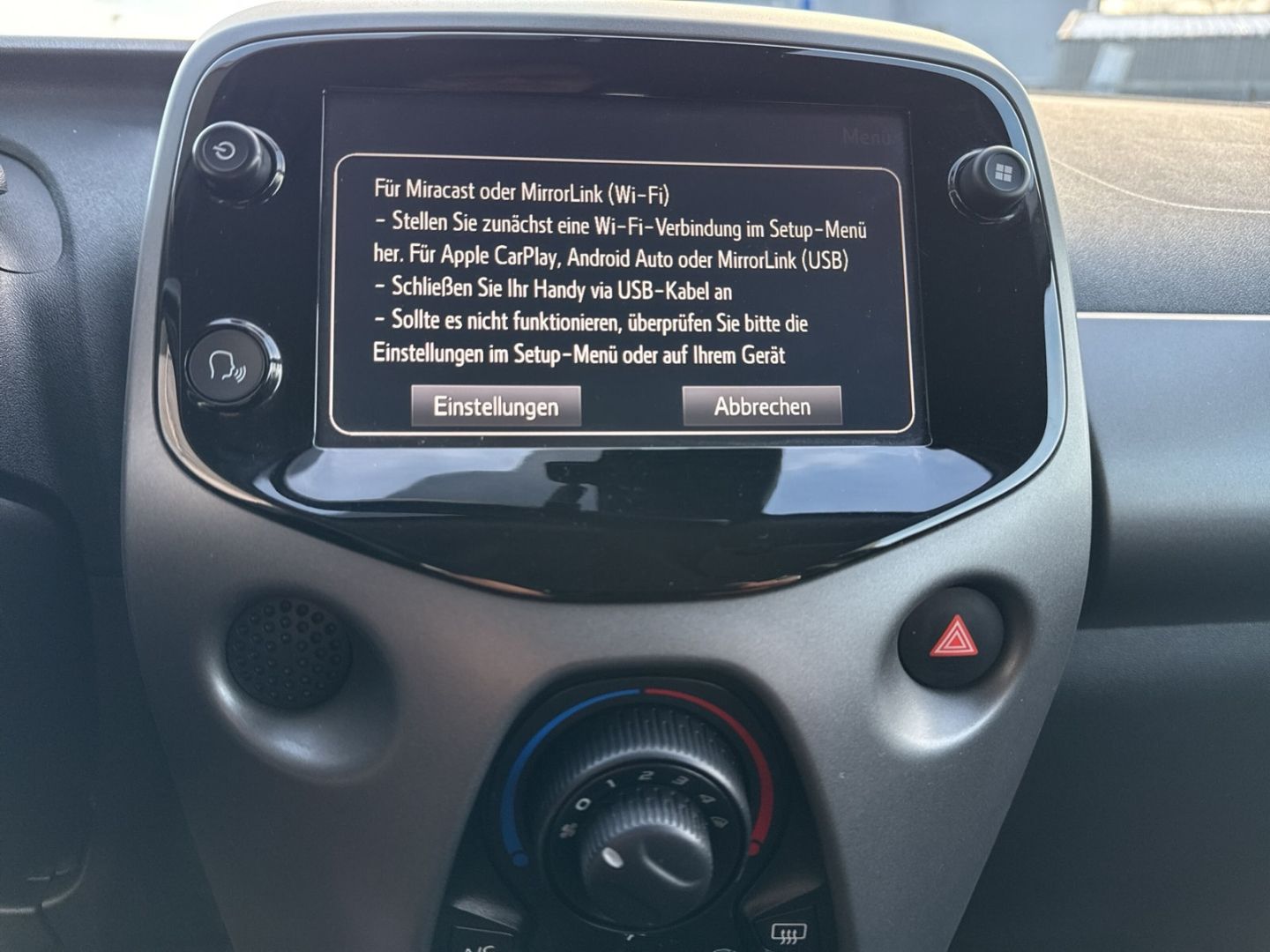 Fahrzeugabbildung Toyota Aygo X-Play Team D Apple CarPlay Android Auto Al