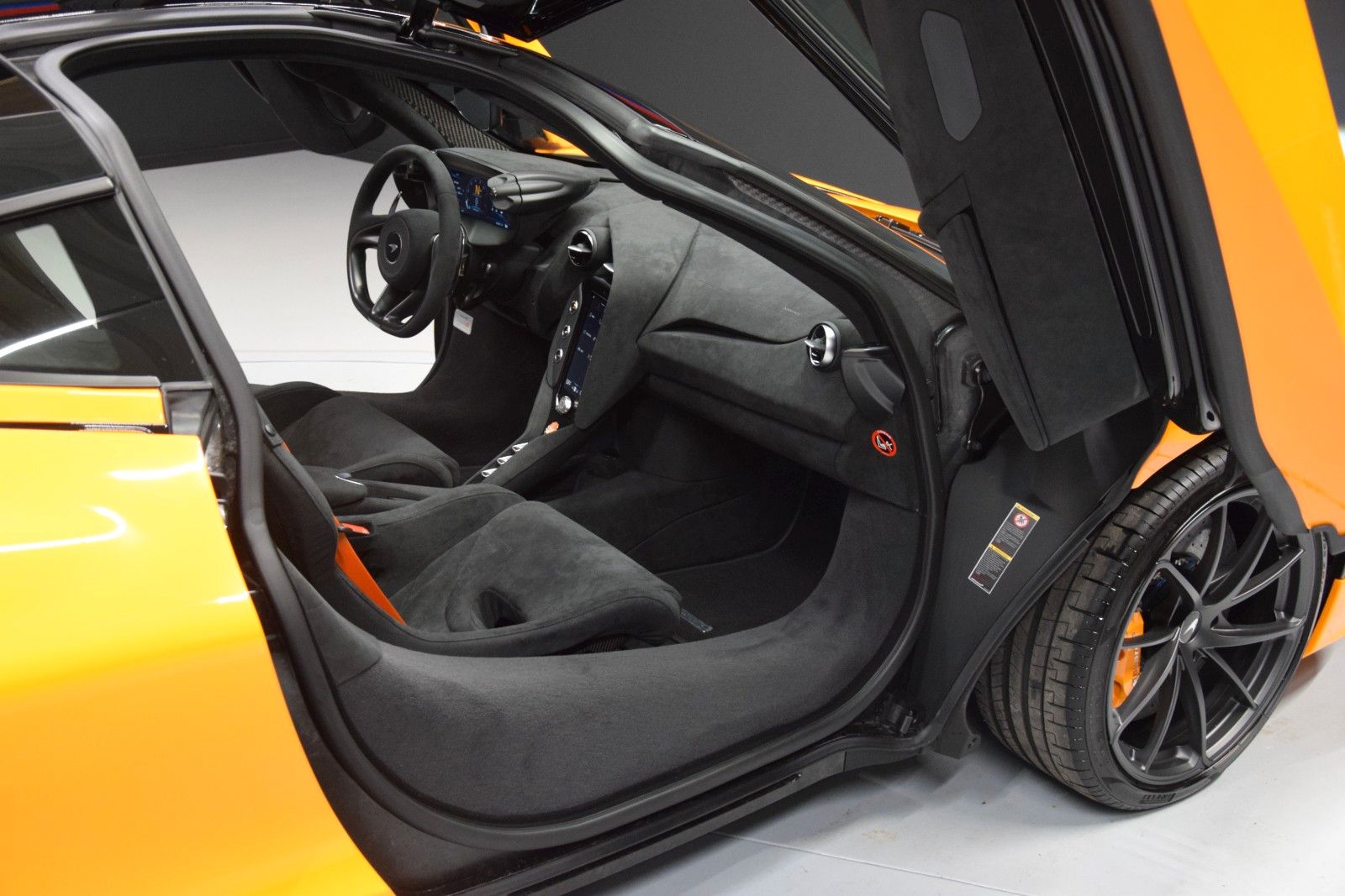 Fahrzeugabbildung McLaren 750S Black Pack / Lift Schale B&W Aero Kamera