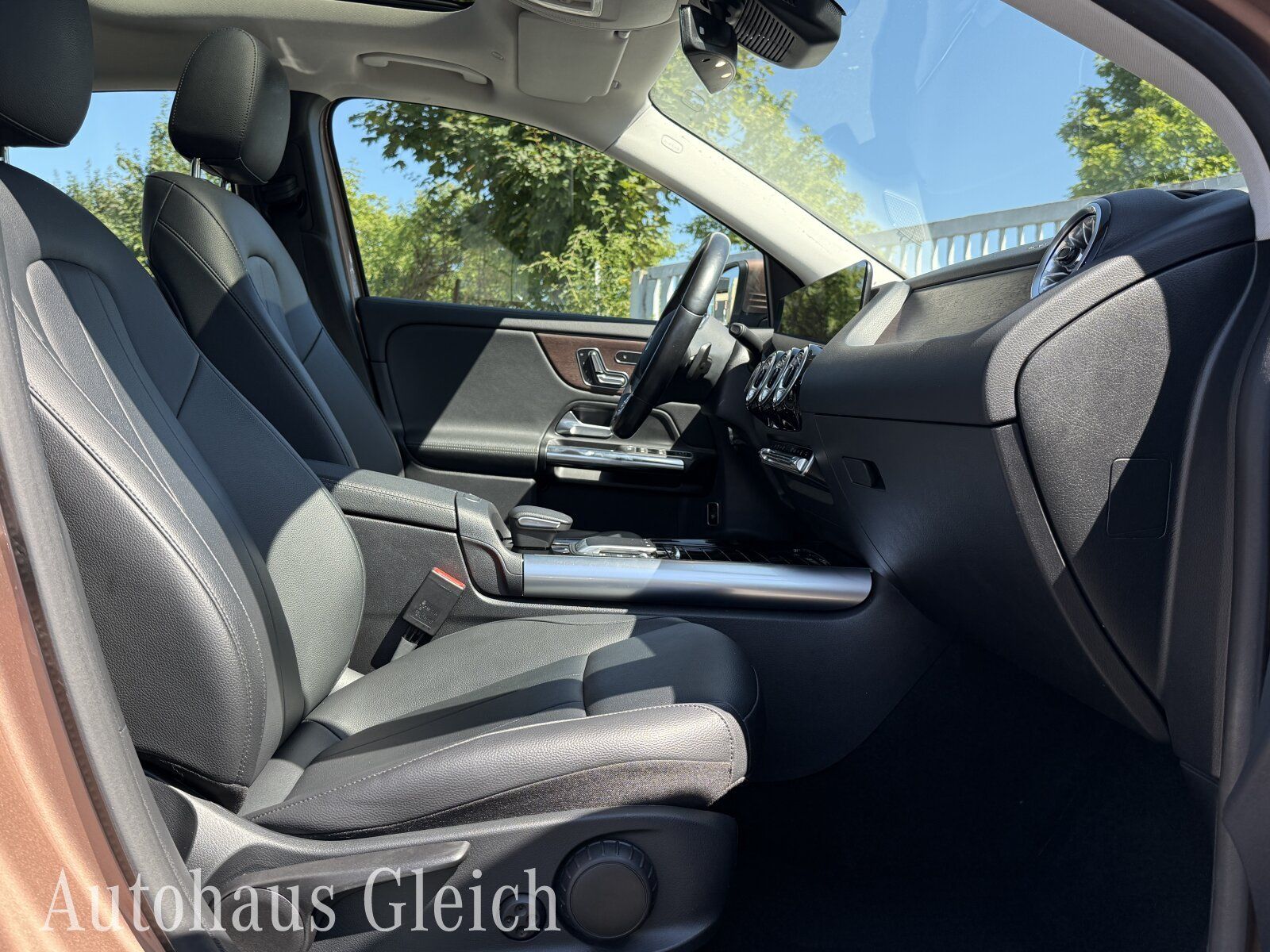 Fahrzeugabbildung Mercedes-Benz EQA 300 Progressive 4Matic Navi/Pano.-Dach/Klima