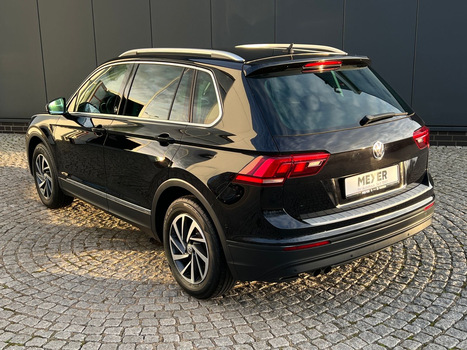 Fahrzeugabbildung Volkswagen Tiguan SOUND 1.4 TSI ACT BMT *AHK, Navi, Kamera*