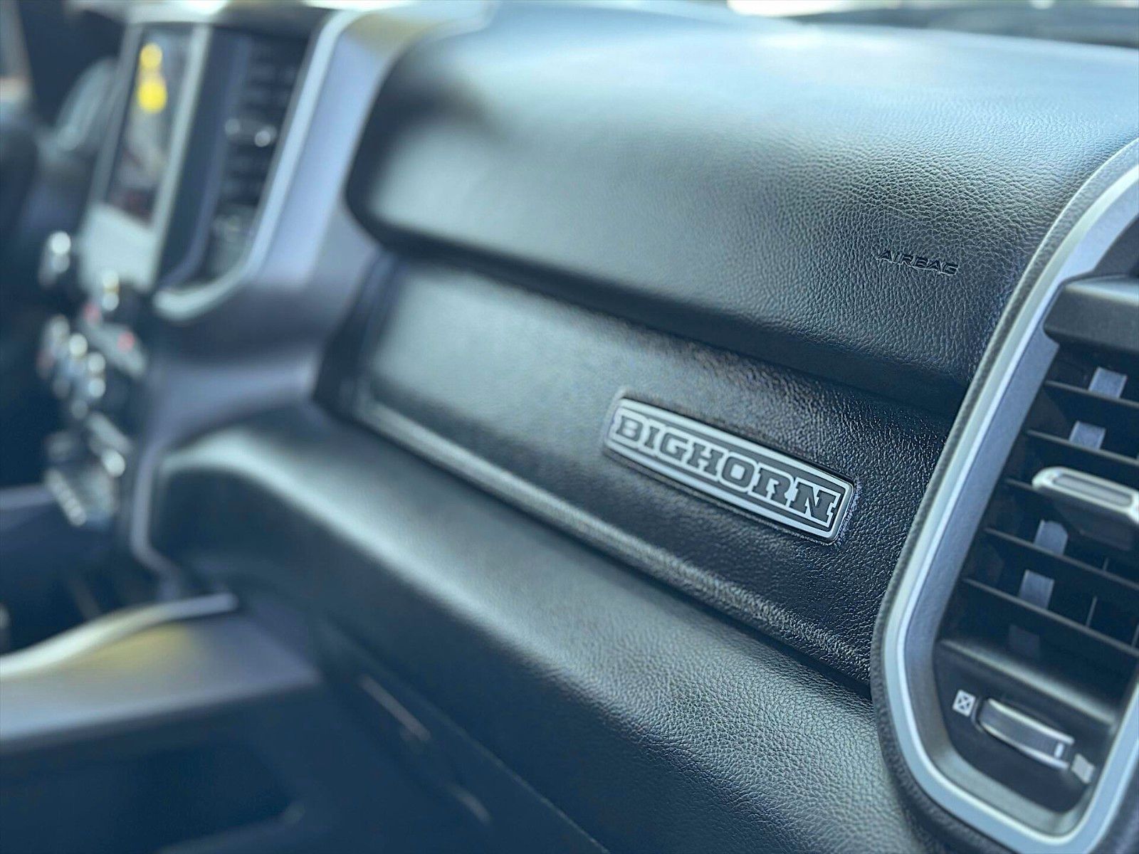 Fahrzeugabbildung Dodge RAM 5.7 V8 HEMI Night Edition OFFROAD 4x4 19%