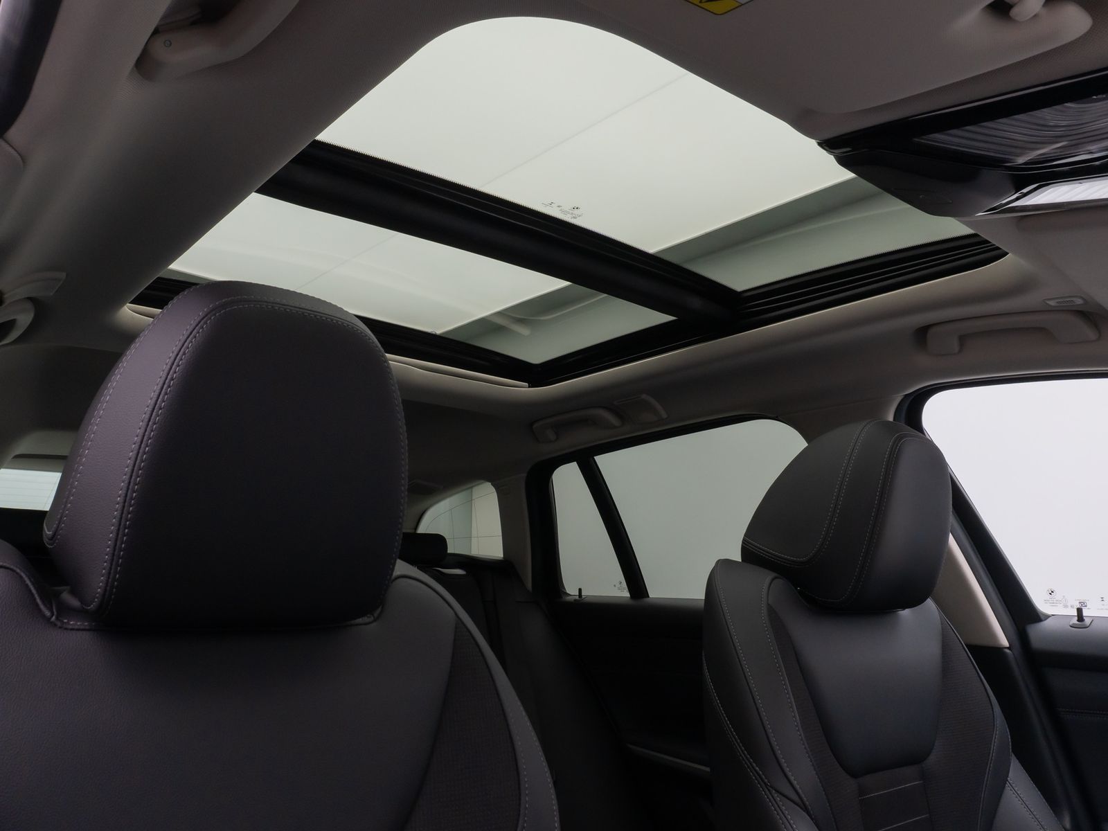 Fahrzeugabbildung BMW 330e Panorama Kamera HUD DAB HiFi Leder Sport