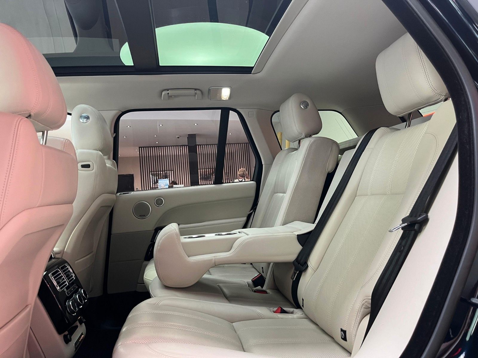 Fahrzeugabbildung Land Rover Range Rover Vogue 4.4 SDV8*Pano*AHK*