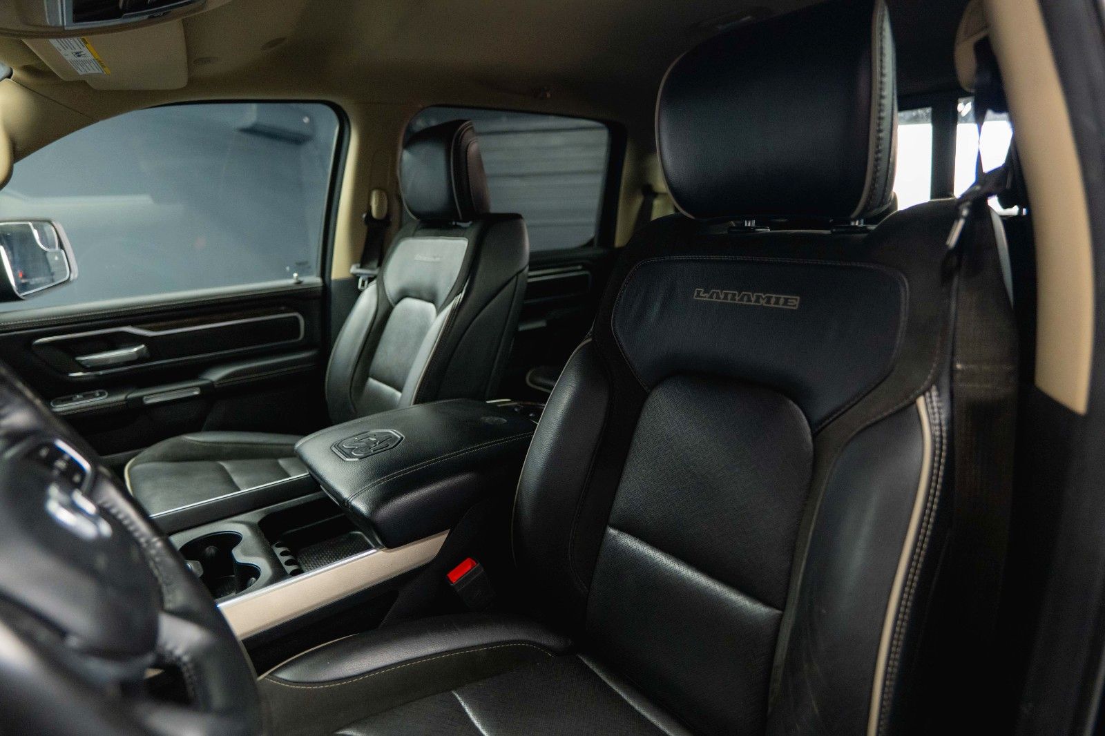 Fahrzeugabbildung Dodge RAM 5.7 V8 HEMI 4x4 Offroad LARAMIE Night 19%