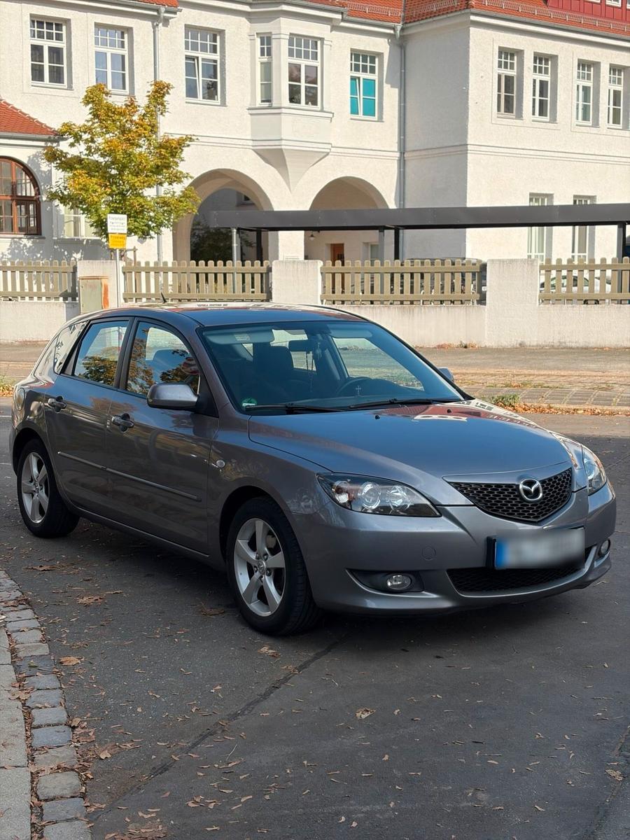 Mazda 3 2005 — rear view
