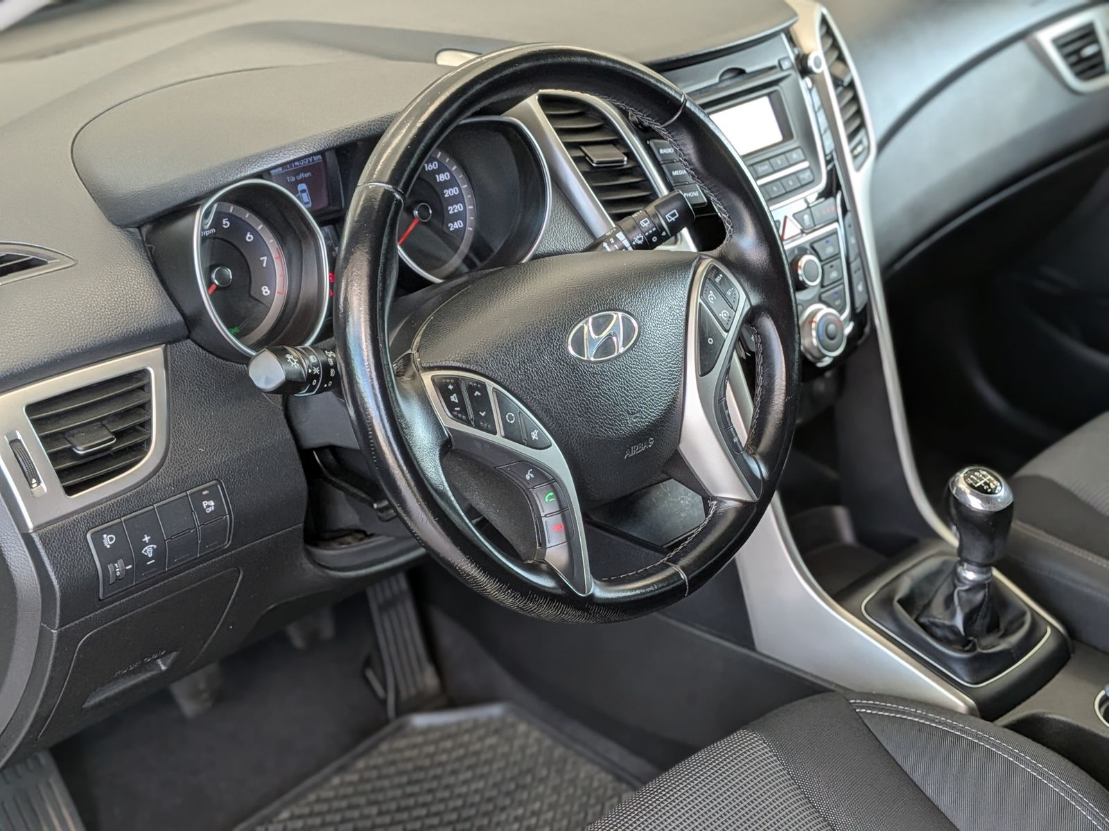 Fahrzeugabbildung Hyundai i30 1.6 Classic PDC Tempomat Bluetooth LHz SHz