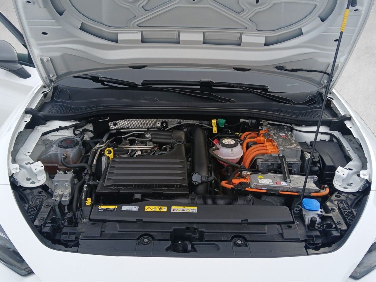 Fahrzeugabbildung SEAT Leon FR e-Hybrid Im Kundenauftrag! 8fach bereift