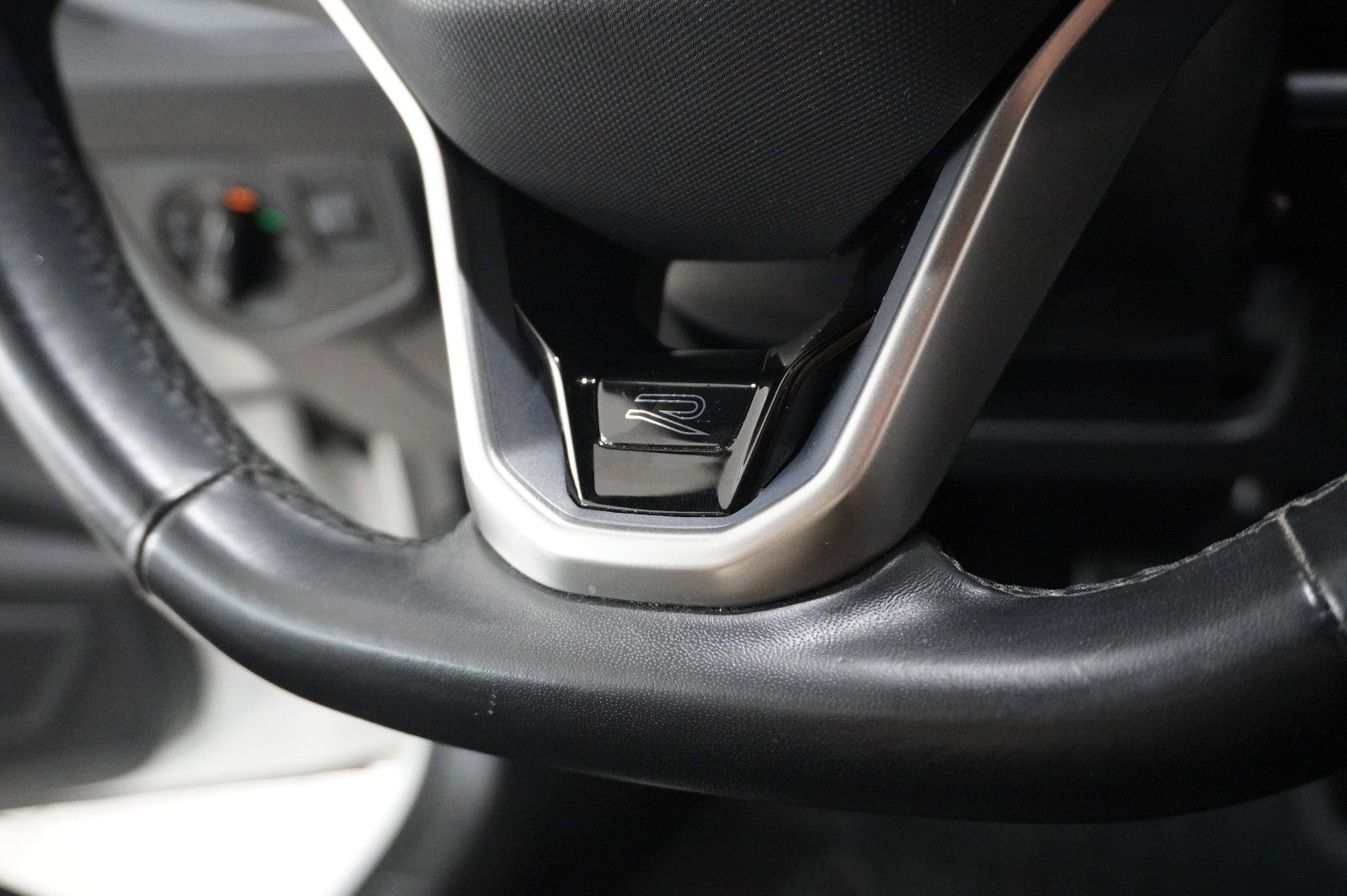 Fahrzeugabbildung Volkswagen Taigo 1.0 TSI R-LINE NAVI/LED/KAMERA/SPORT/DAB+
