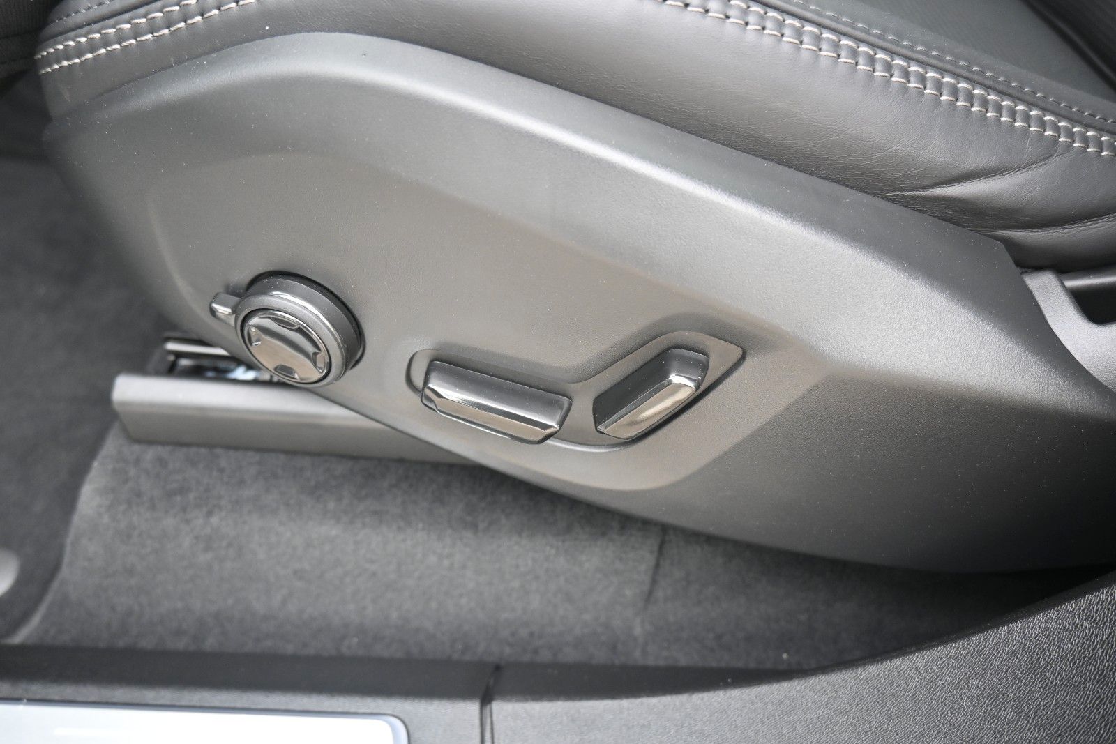Fahrzeugabbildung Volvo XC90 T8 AWD Ultra Dark*STDHZG*360°*LUFT*B&W*ACC
