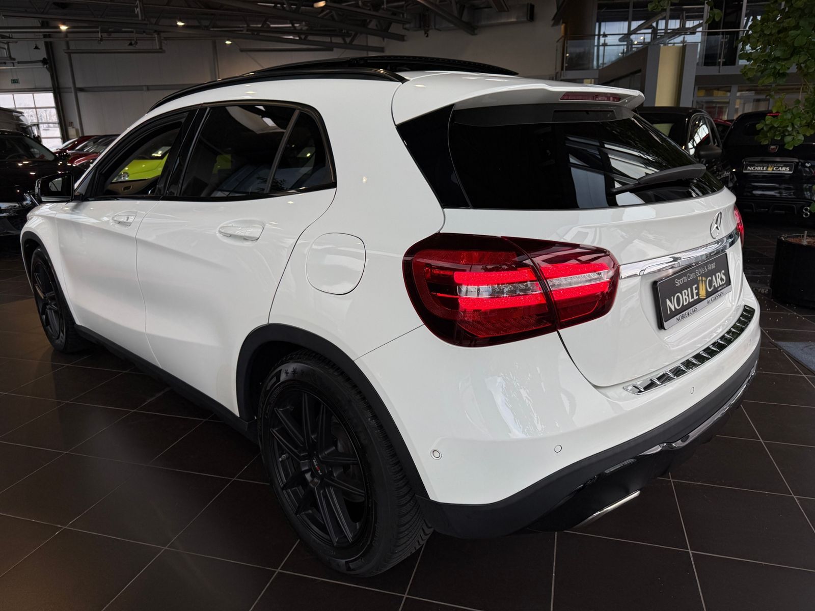 Fahrzeugabbildung Mercedes-Benz GLA 200 Night PANO LED NAVI