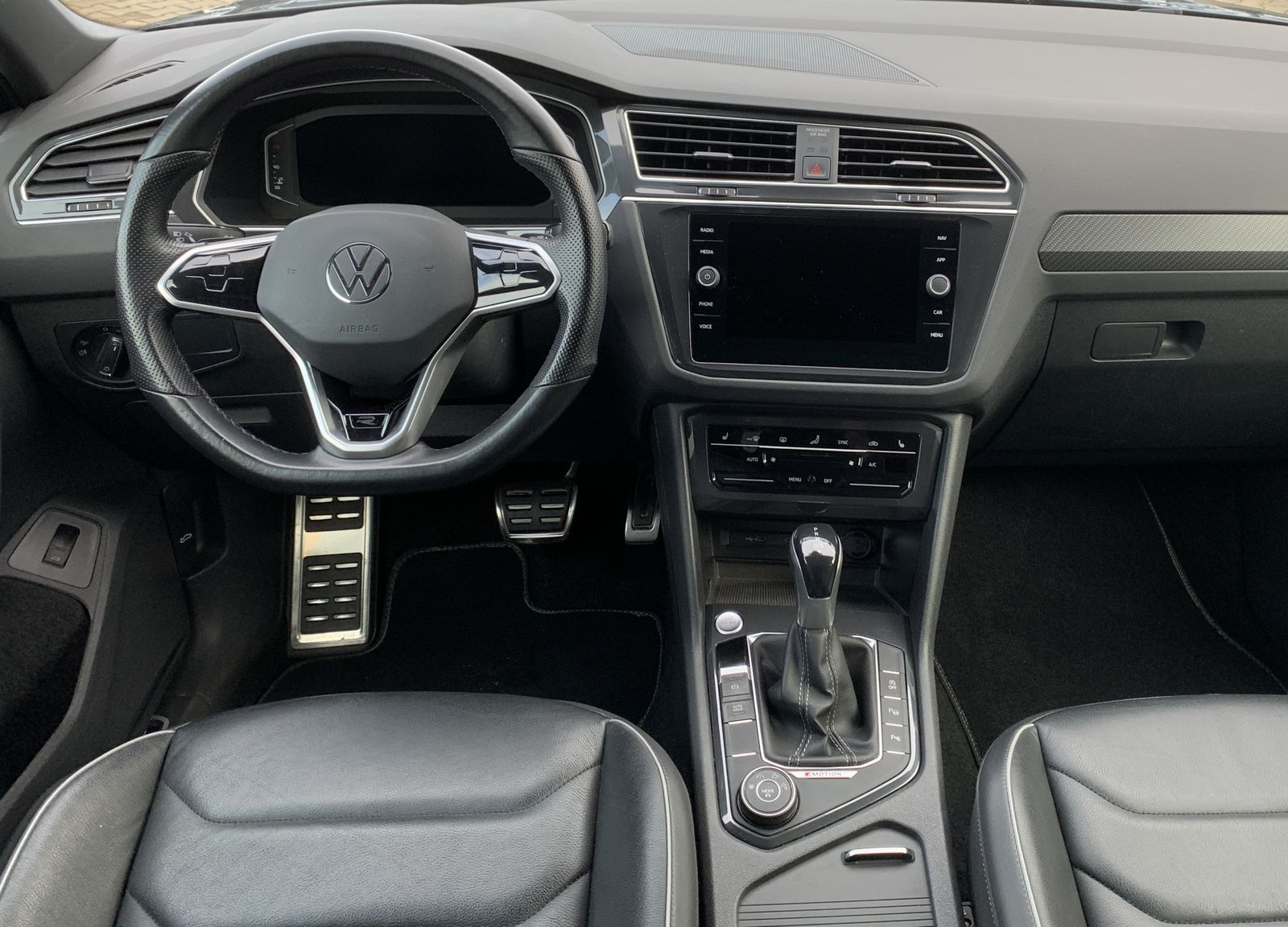 Fahrzeugabbildung Volkswagen Tiguan 2.0 TDI*R-Line*4Motion*Leder*AHK*Cam*Navi