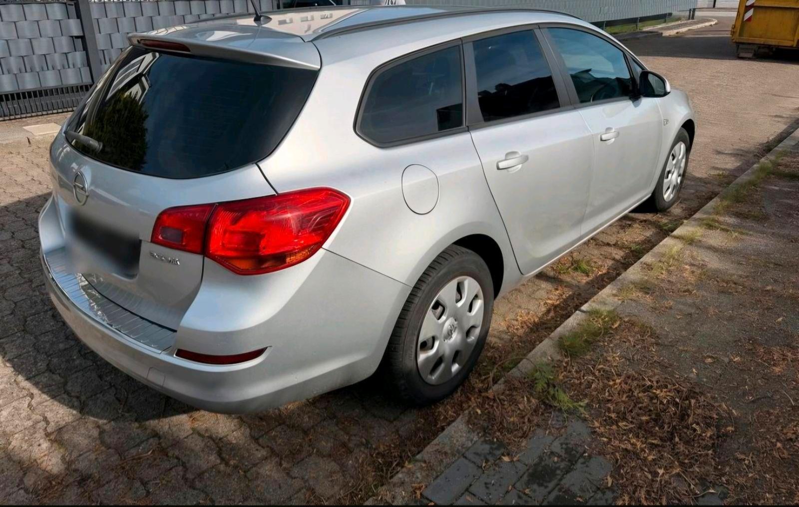 Opel Astra 2012 — interior