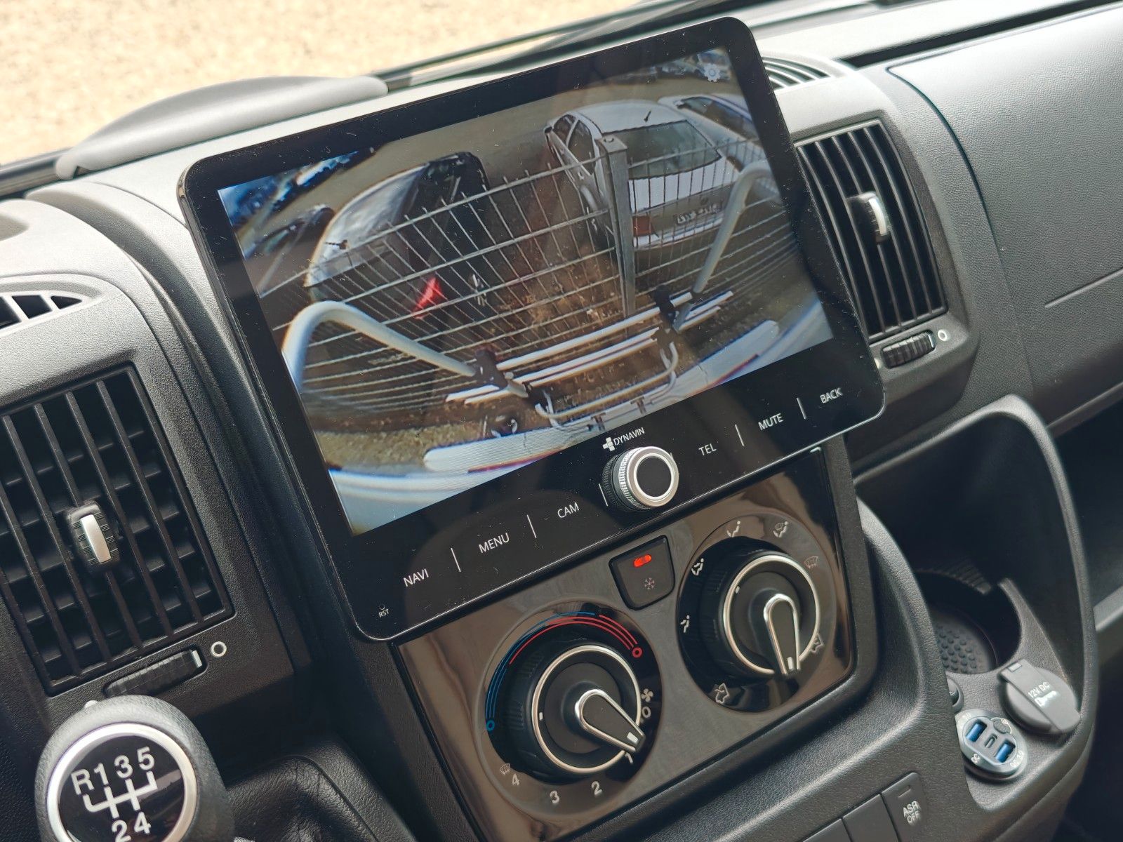 Fahrzeugabbildung Carado T-334 - Hubbett, SAT, TV, Navi, Markise -