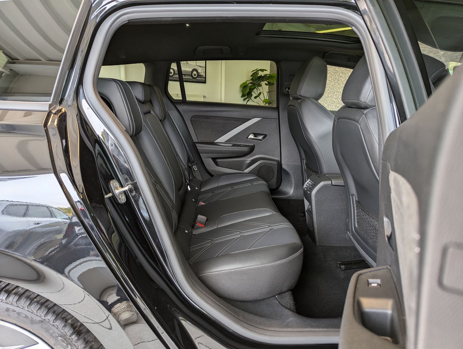 OPEL Astra 1.2 Ultimate Leder-Nappa Sitzlüft AHK Pano - Image 16