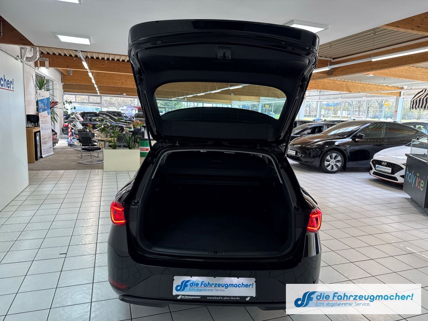 Fahrzeugabbildung SEAT Leon Sportstourer Xcellence e-HYBRID Navi Digita