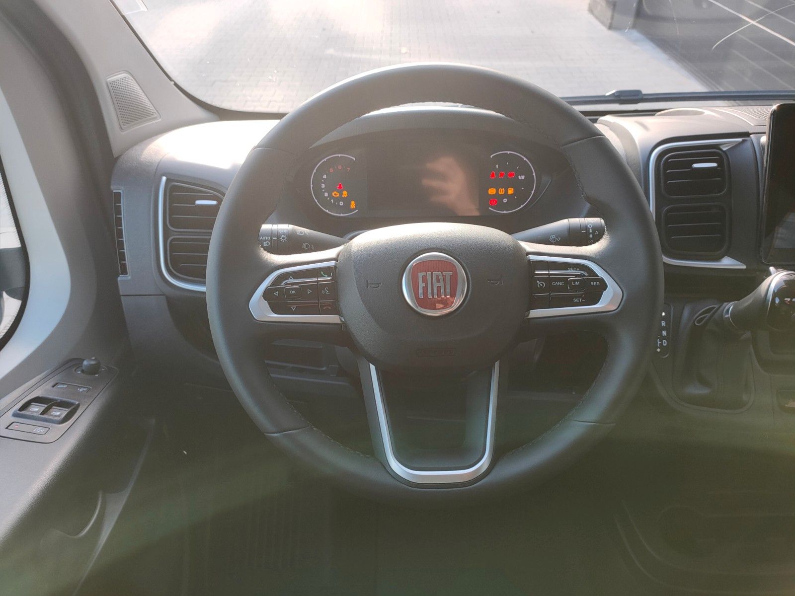 Fahrzeugabbildung Fiat Ducato Serie 8 Luxusbus L2H2 Panorama 140 MJT AT