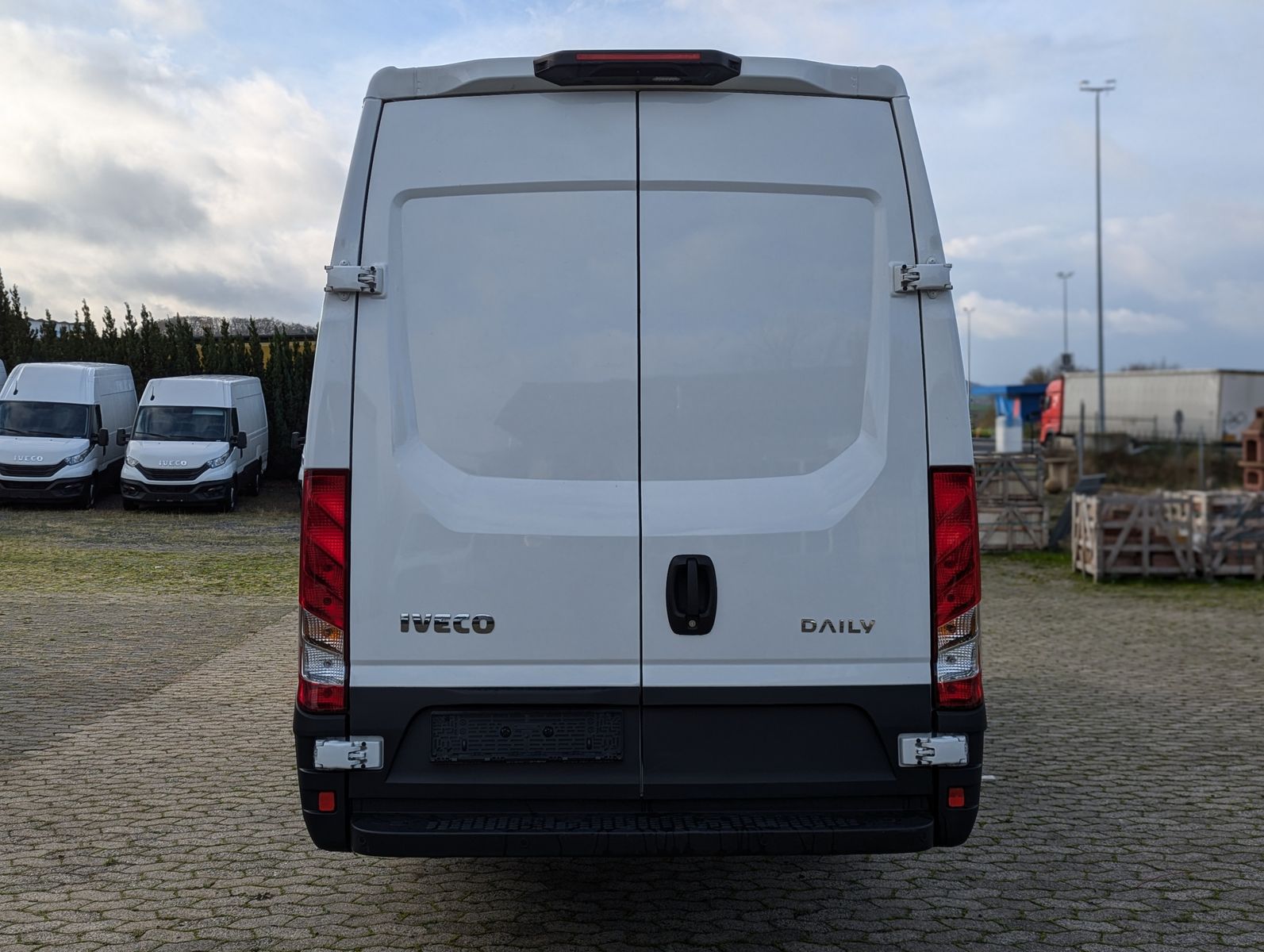 Fahrzeugabbildung Iveco Daily 35S18V4100L 3.0L Dach/Holzboden Kamera Kli