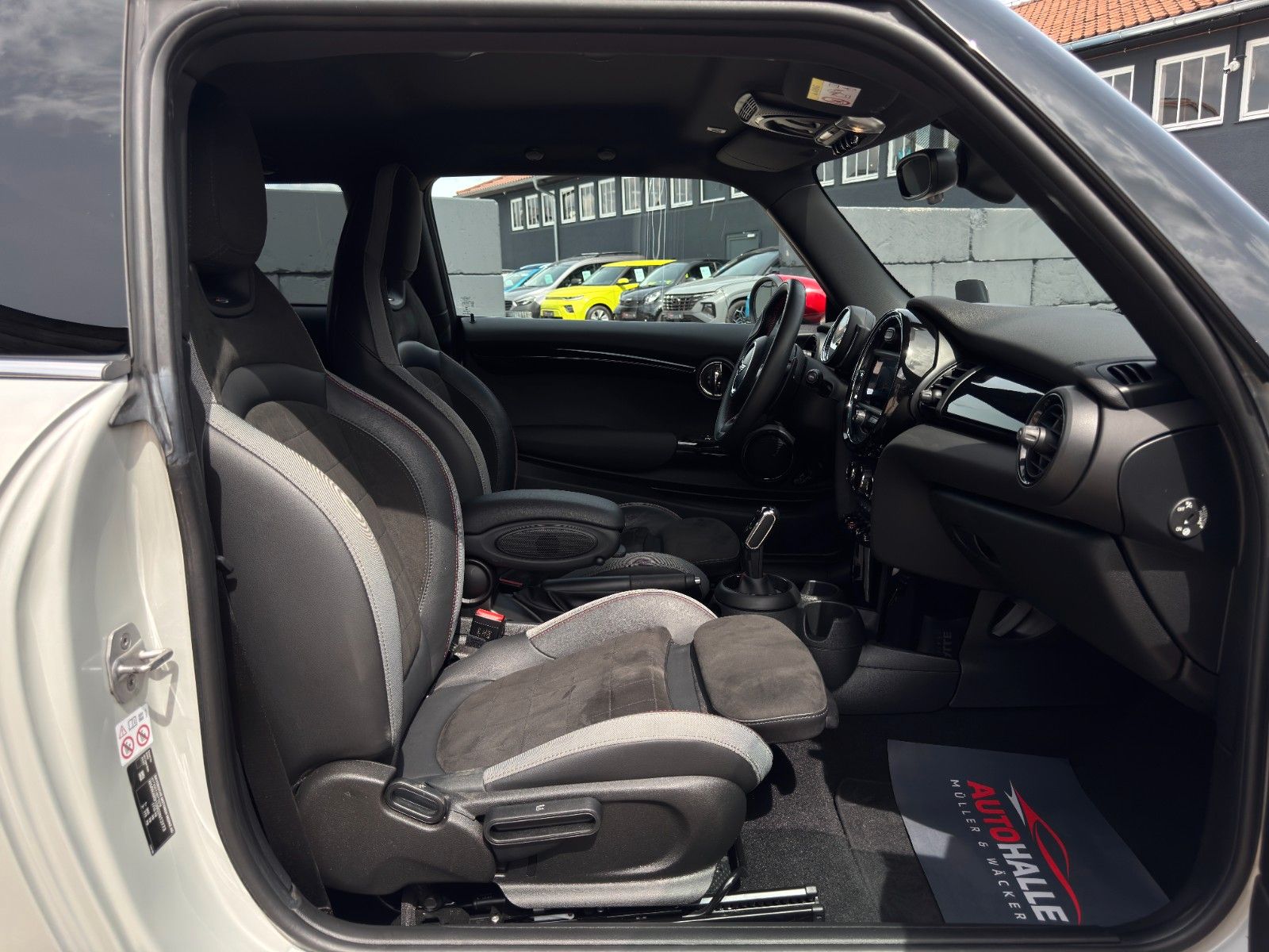 Fahrzeugabbildung MINI John Cooper Works CarPlay Adap. LED NAV HuD PDC