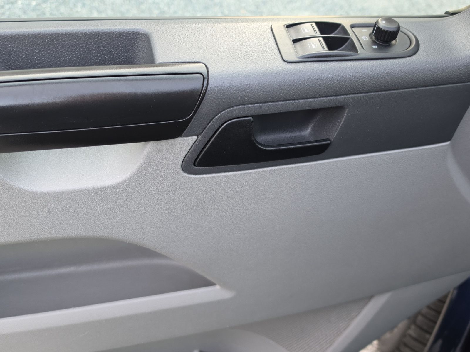 Fahrzeugabbildung Volkswagen T5 Transporter Bus Caravelle Trendline Aus 1Hand