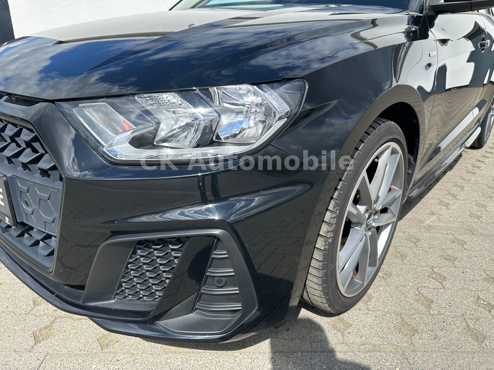 Fahrzeugabbildung Audi A1 Sportback 30 TFSI DSG S-Line/MMI Plus/PDC