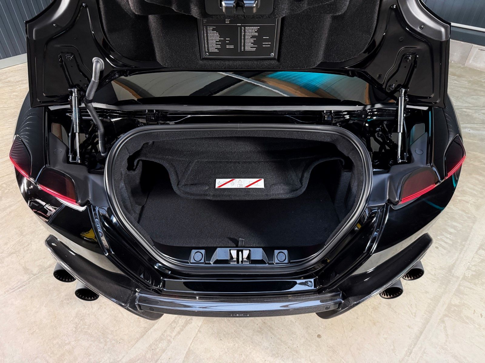 Fahrzeugabbildung Ferrari Roma Spider + Carbon + Daytona + ACC + 360 Grad