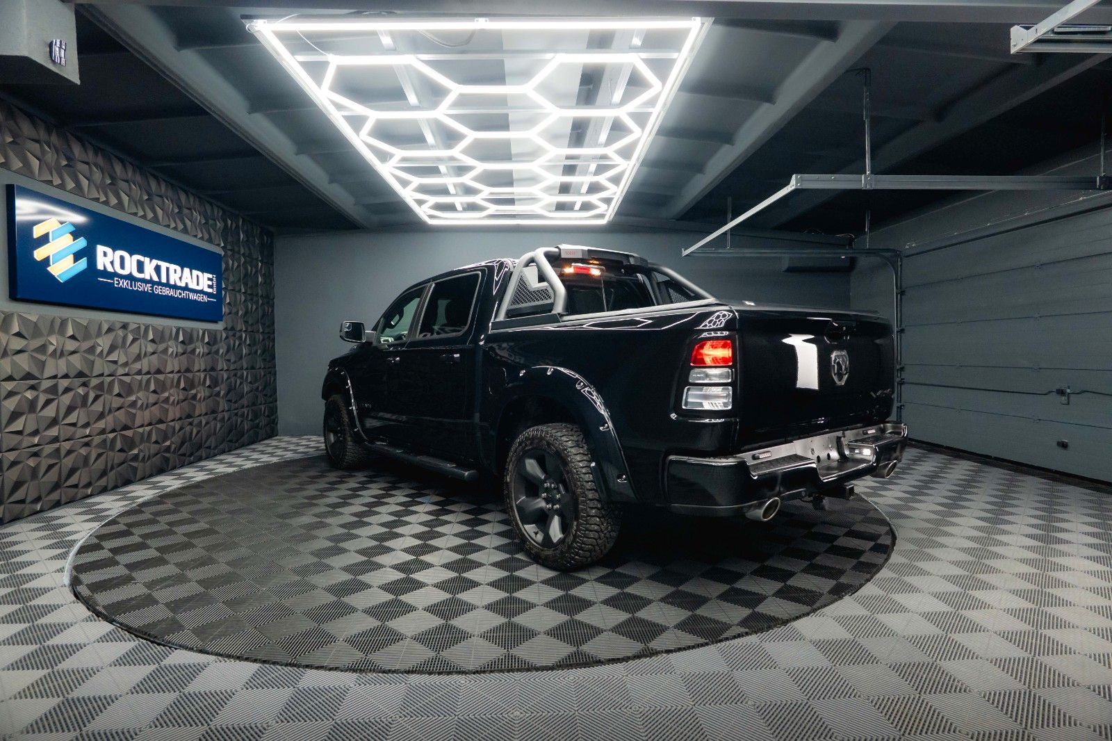 Fahrzeugabbildung Dodge RAM 5.7 V8 HEMI 4x4 Offroad Night-Paket LED 19%