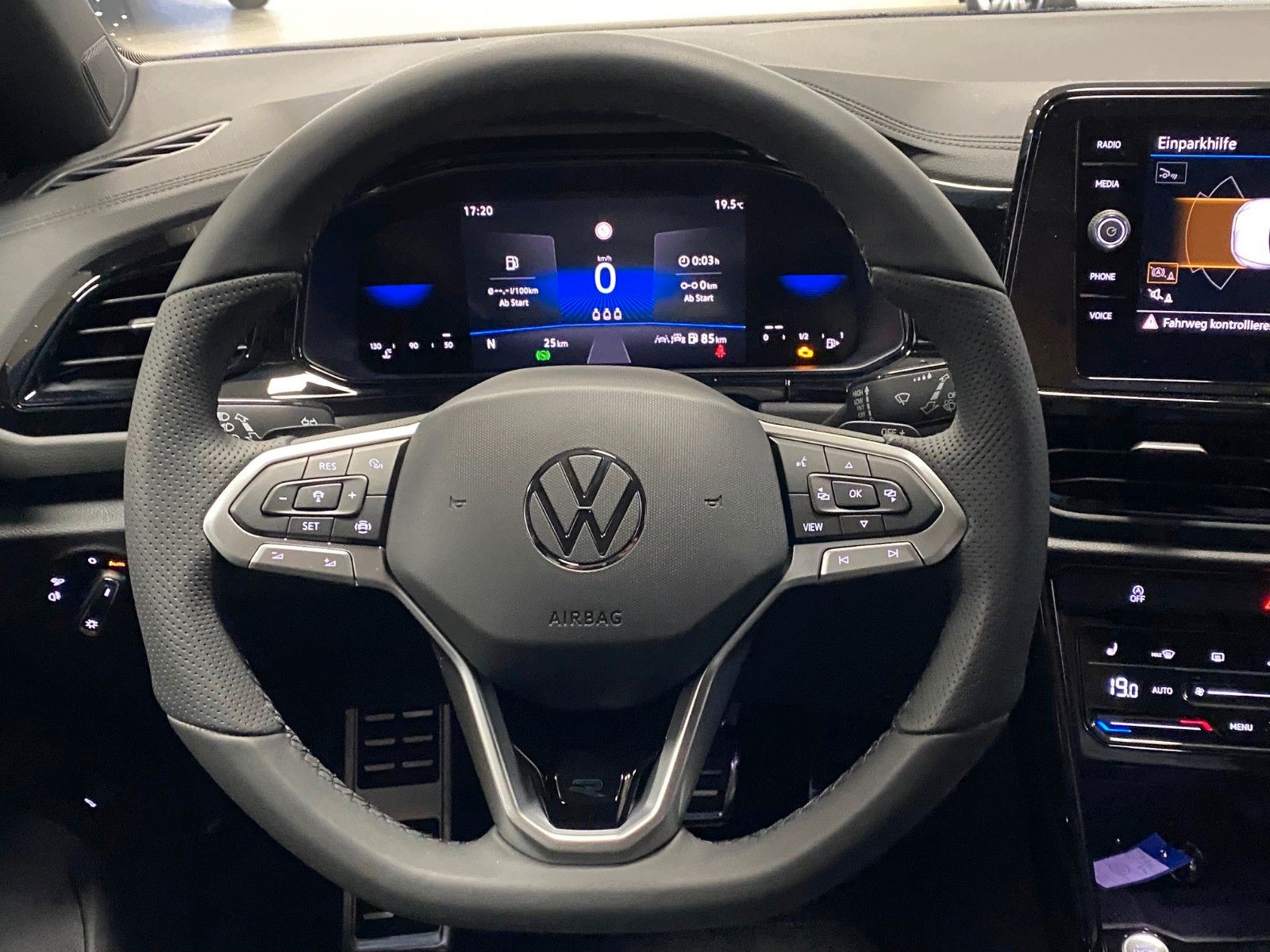 Fahrzeugabbildung Volkswagen T-Roc 1.5 TSI DSG R-Line+ACC+AHK+19 ZOLL ALUFELG