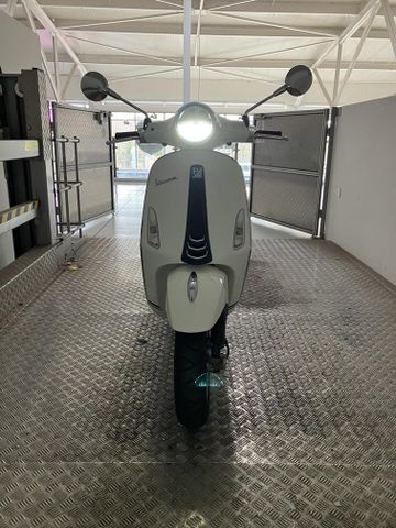 Vespa Primavera 50 Yacht Club