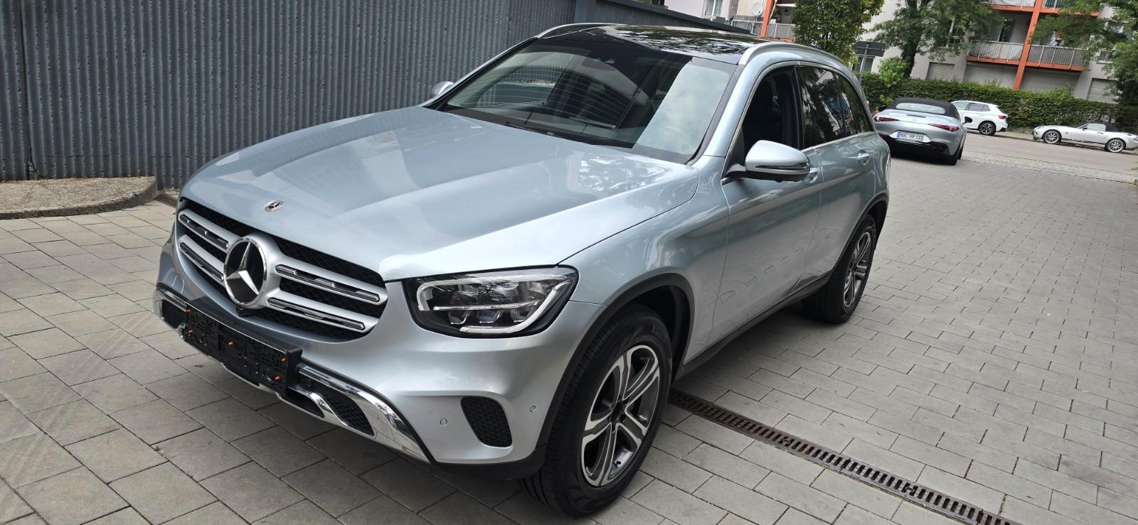 Mercedes-Benz GLC 300 d 4Matic,Offroaad Tech,Pona,Ahk,ACC,Spur