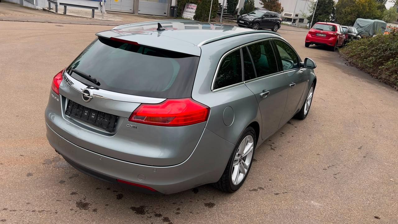 Opel Insignia 2010 — салон