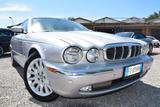 Jaguar XJ 4.2 V8 298CV AUT. NAVI PELLE SENSORI C - silberne Jaguar XJ