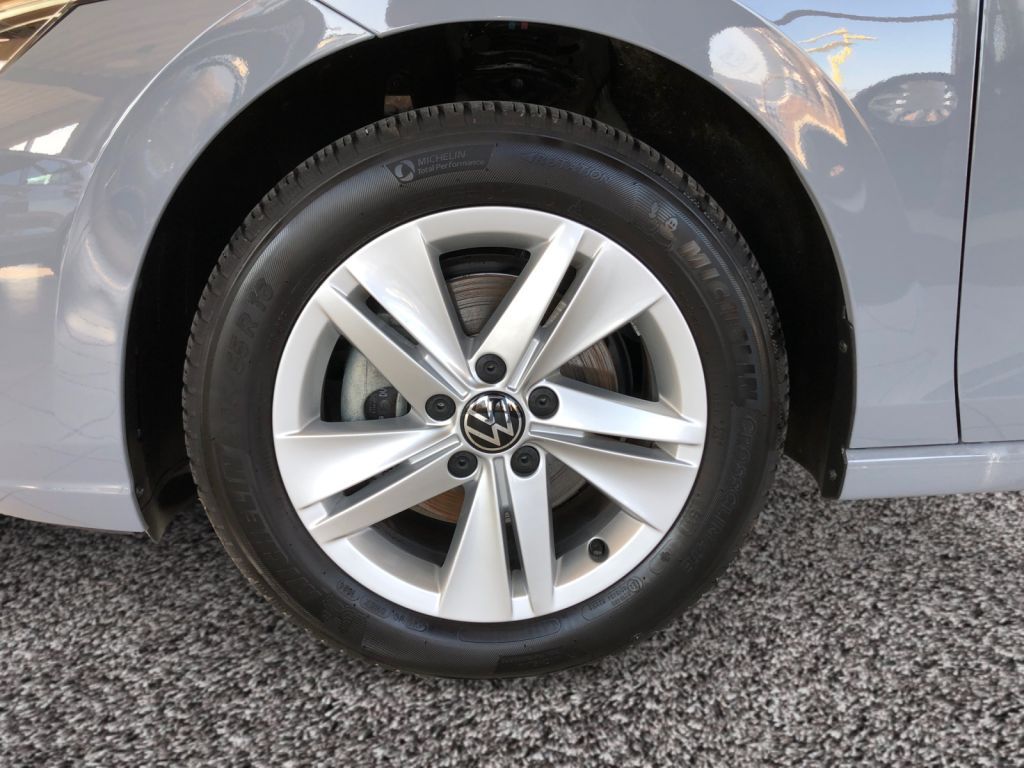 Fahrzeugabbildung Volkswagen Golf 1.0 TSI Life AHZV Paket Business Winter