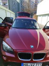 BMW X1 in Rot - BMW X1 mit Benzin-Antrieb: Limousine