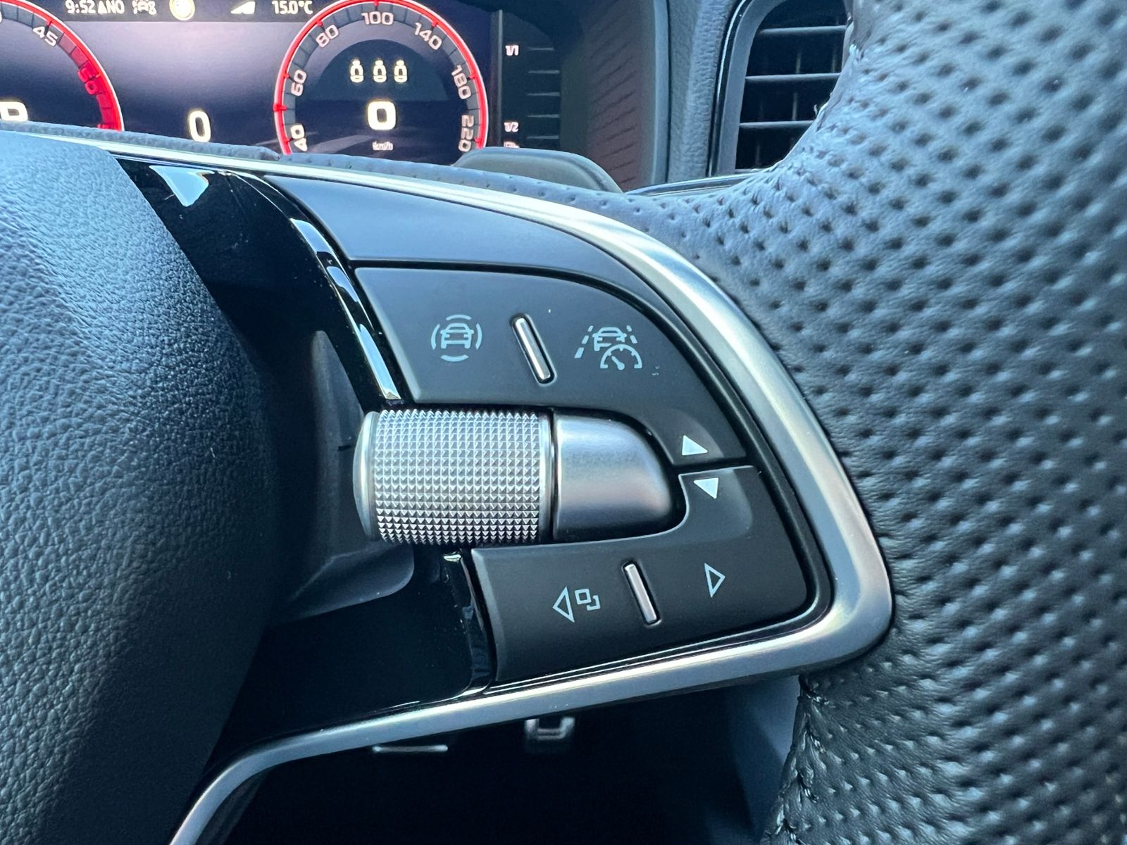 Fahrzeugabbildung SKODA Karoq Sportline 2.0 TDI DSG 4x4 *AHK, Navi, Trav