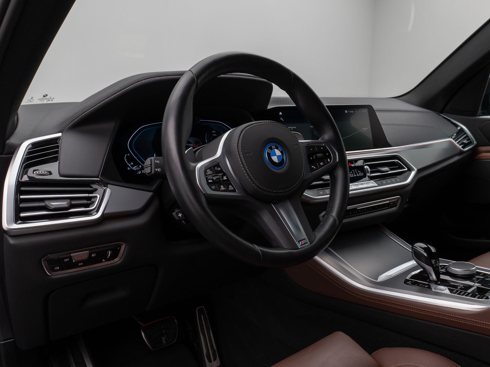 Fahrzeugabbildung BMW X5 xD45e M Sport Kamera Laser HUD DAB HiFi ACC