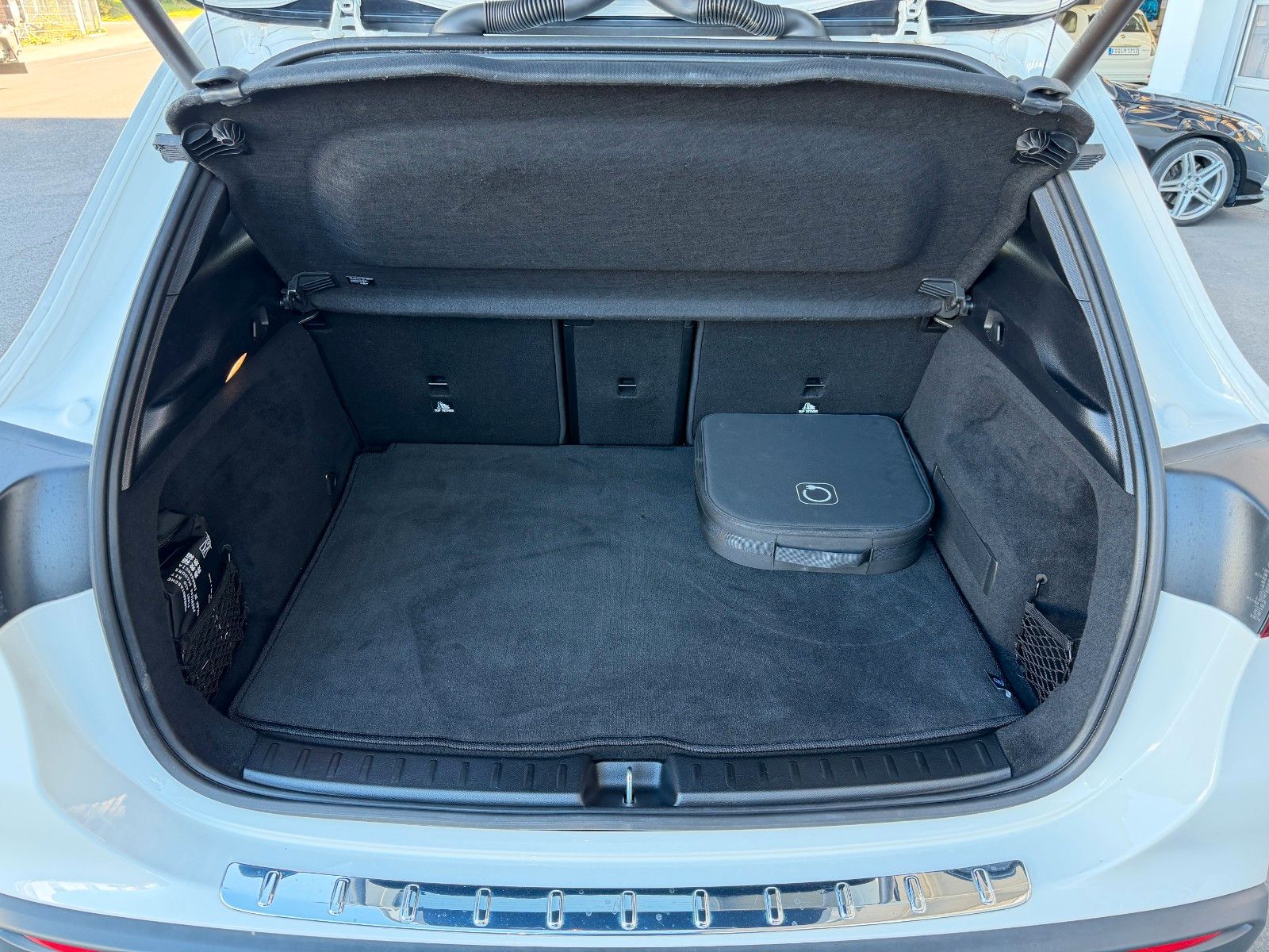 Fahrzeugabbildung Mercedes-Benz EQA 300 4M Progressive+Ambiente+Night+19`+TotW