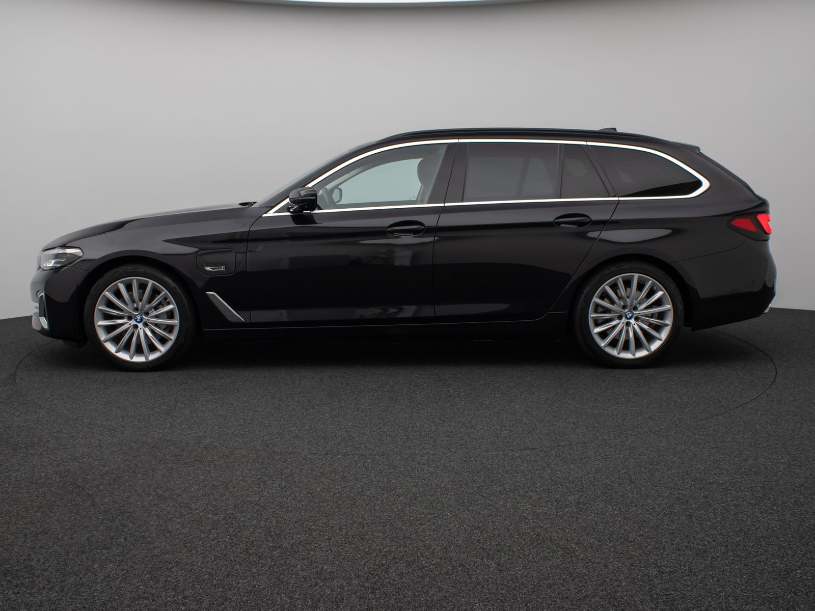 Fahrzeugabbildung BMW 530e xD LuxuryLine 360°HUD DAB AHK Komfort Sport