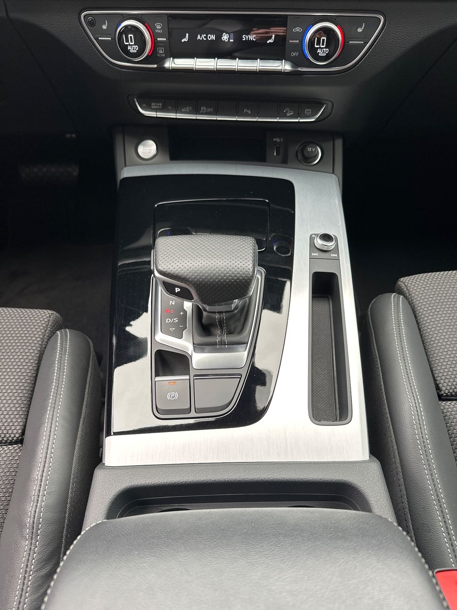Fahrzeugabbildung Audi Q5 50 TFSI e Quattro S-Line NAV+LED+AHK+KAM