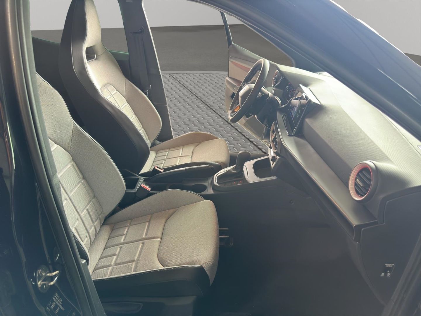 Fahrzeugabbildung SEAT Arona 1.0 TSI 85 kW FR Navi Digitales Cockpit LE