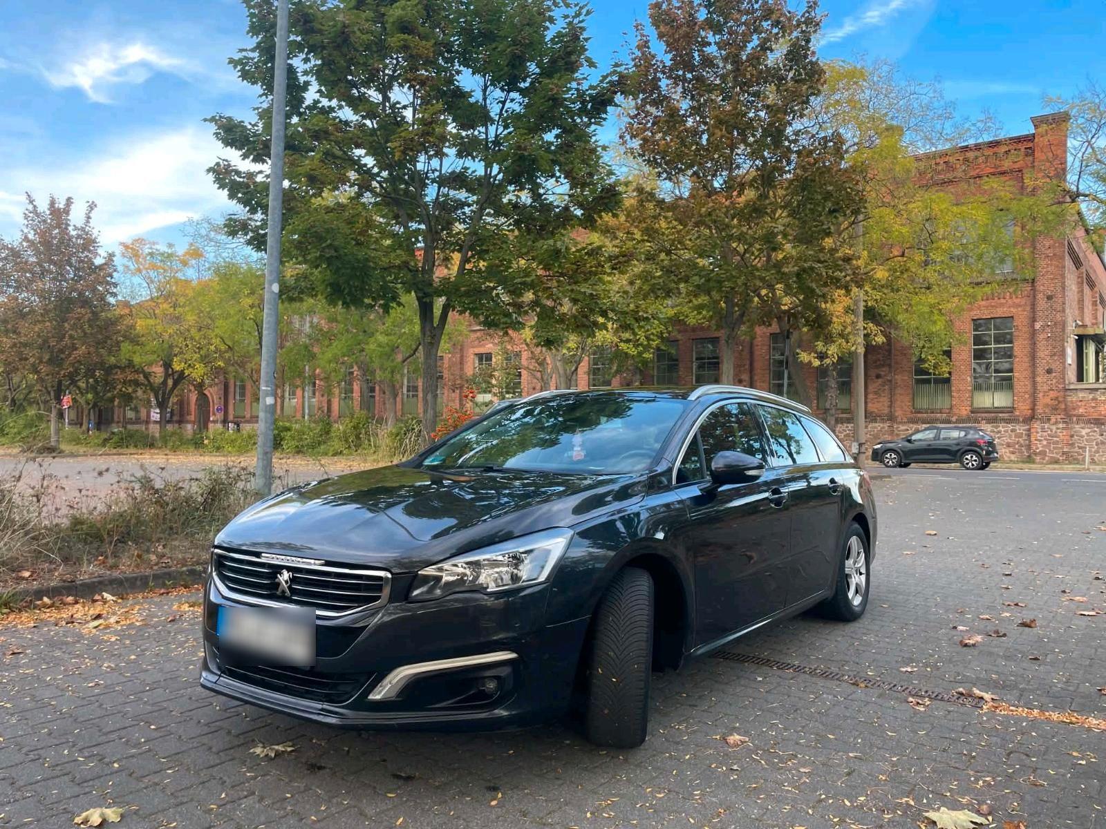 Peugeot e-5008