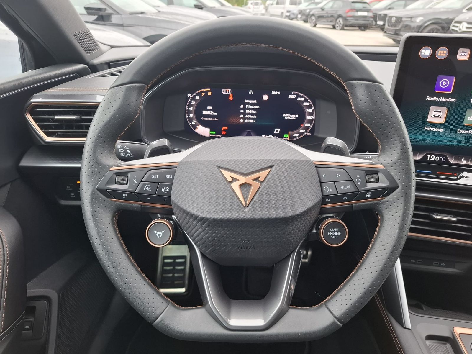 Fahrzeugabbildung CUPRA Leon 1.5 eTSI DSG AHK*DYNAMICA*EDGE*LED*5JGARAN.