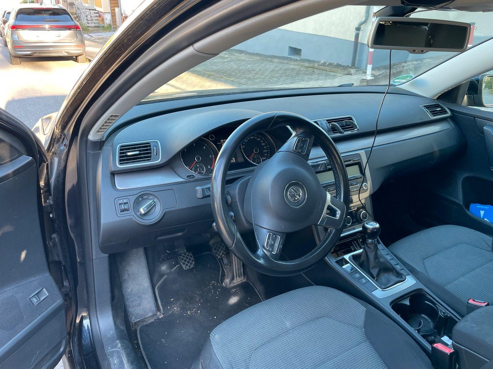 Volkswagen Passat 2011 — photo 8