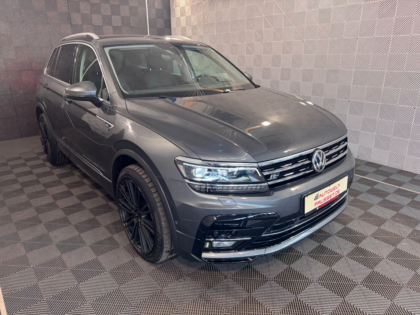 Gebrauchtwagen Volkswagen Tiguan Tiguan 4M*R-LINE*STAND.H-R.KAM-APPLE-ACC-HUD-LM in Horb am Neckar