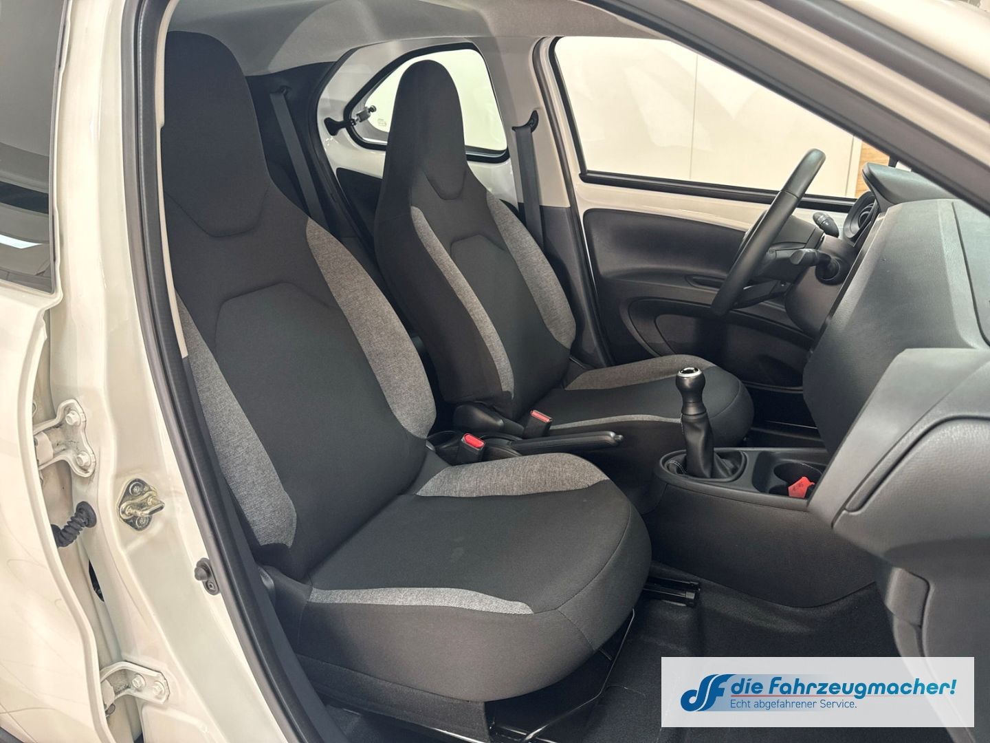 Fahrzeugabbildung Toyota Aygo X Play Apple CarPlay Android Auto Mehrzonen