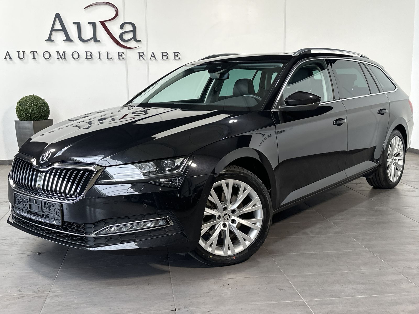 Fahrzeugabbildung SKODA Superb Combi Premium NAV+LED+PANO+360°+AHK+DCC