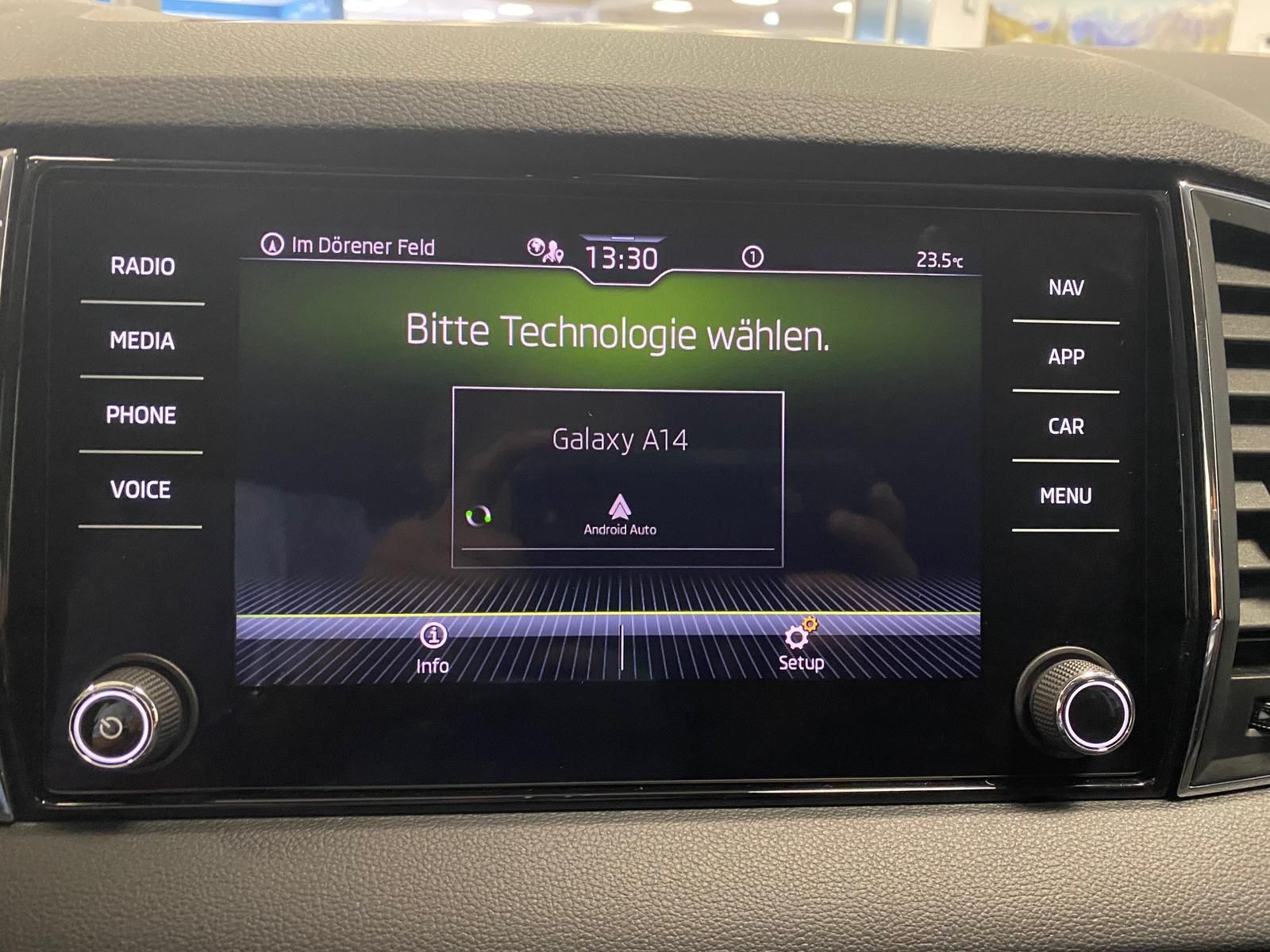 Fahrzeugabbildung SKODA Karoq 1.5 TSI +APP+KLIMA+ACC+RFK+PDC+NAVI+SITZHE