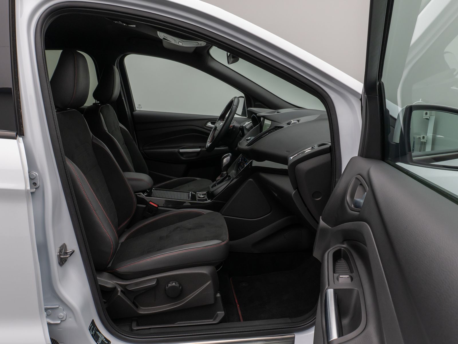 Fahrzeugabbildung Ford Kuga ST-Line Kamera Lenkrhzg Navi AHK Komfort